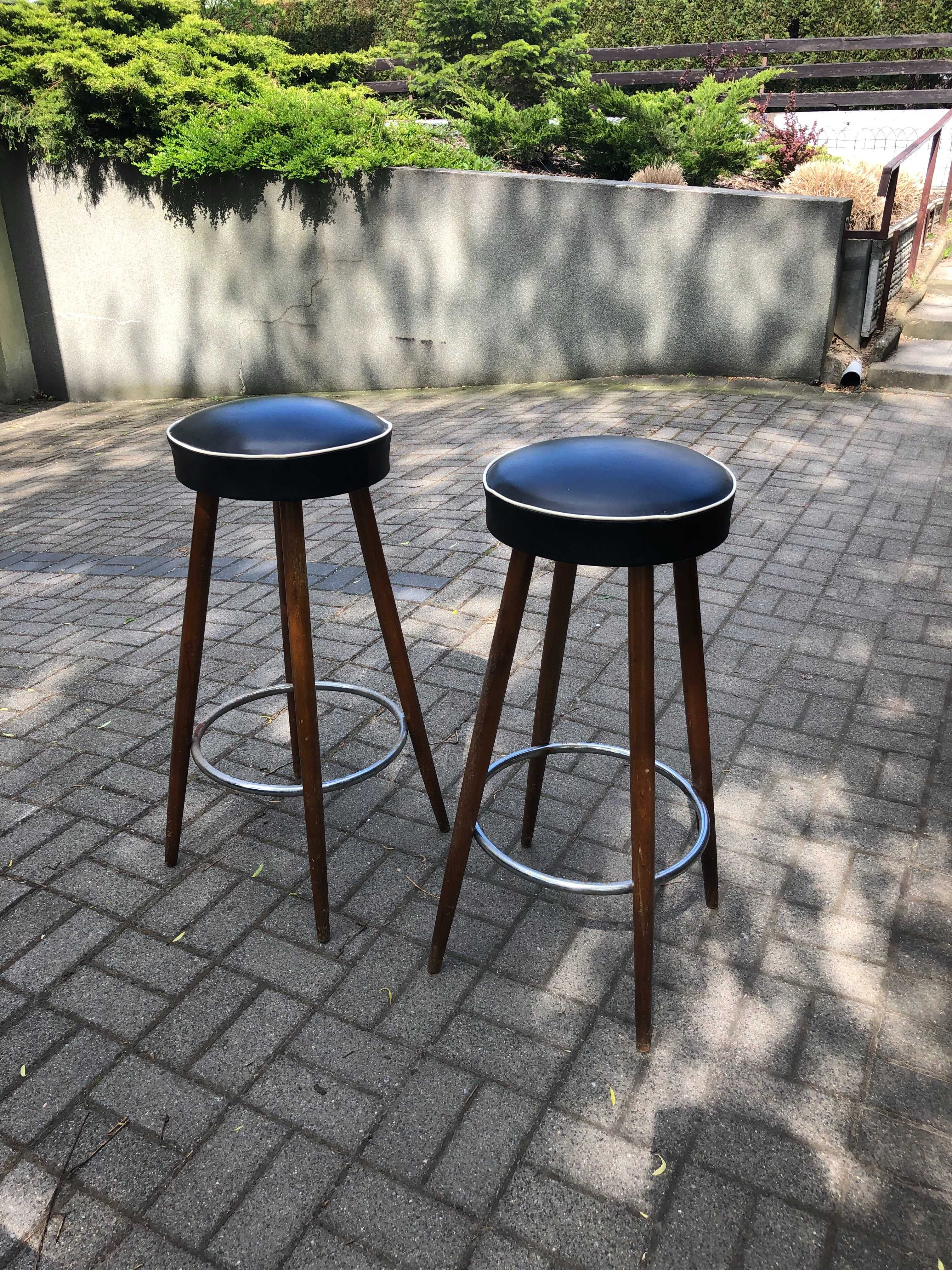 2 hokery - stołki drewniane, czarna ekoskóra