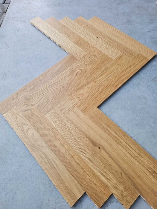 Parkiet dębowy lakier 13x70x490 jodełka (warstwa 6mm) (300 m2)