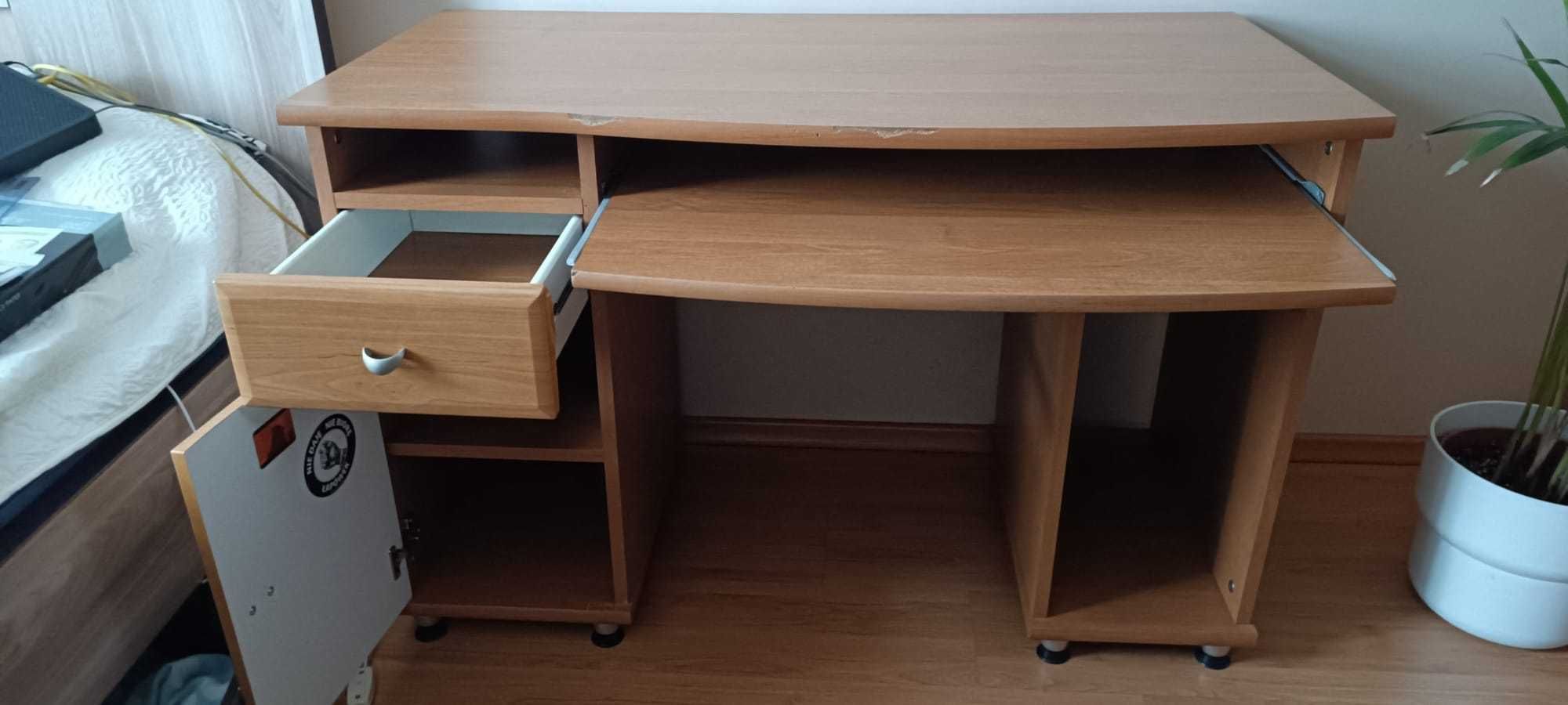 Komoda, biurko, szafka pod TV i szafka dwudrzwiowa.