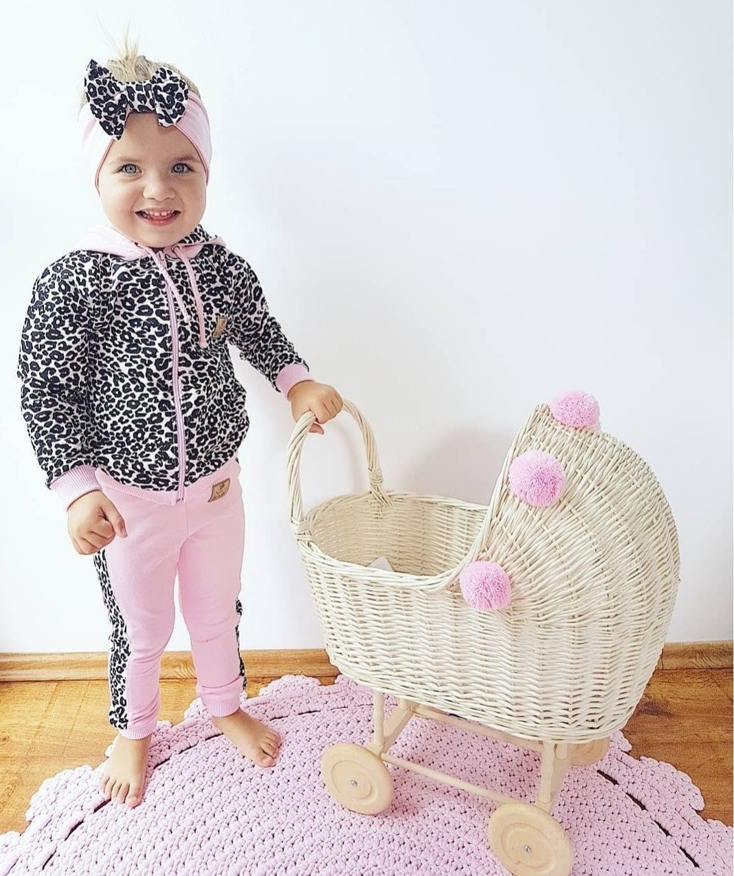 Wozek wiklinowy dla lalek/ misiow handmade pompony