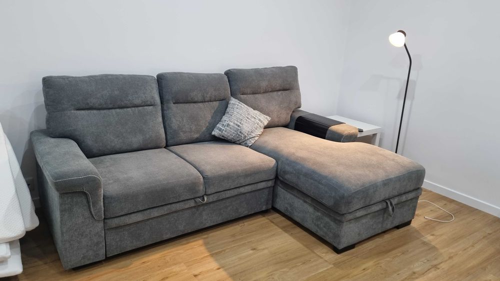 Sofá chaise longa cama em tecido cinzento