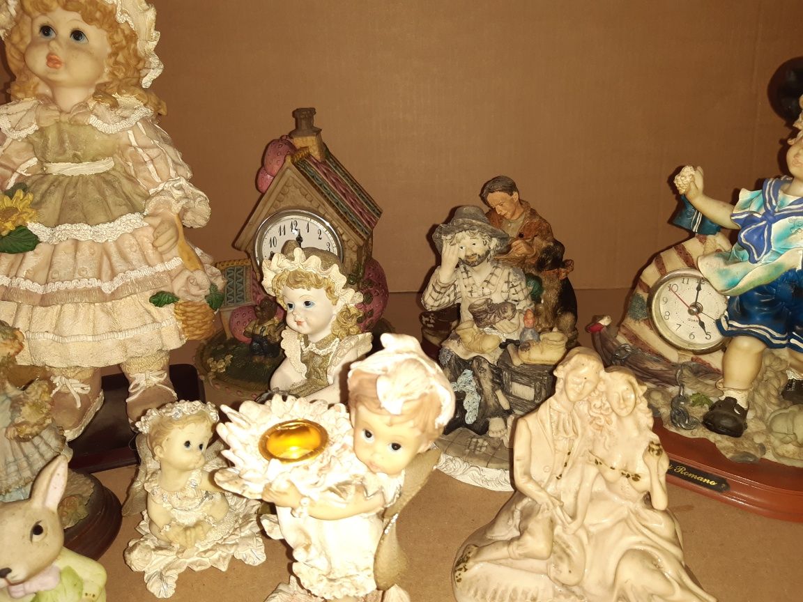 Lote diverso de estatuetas em resina