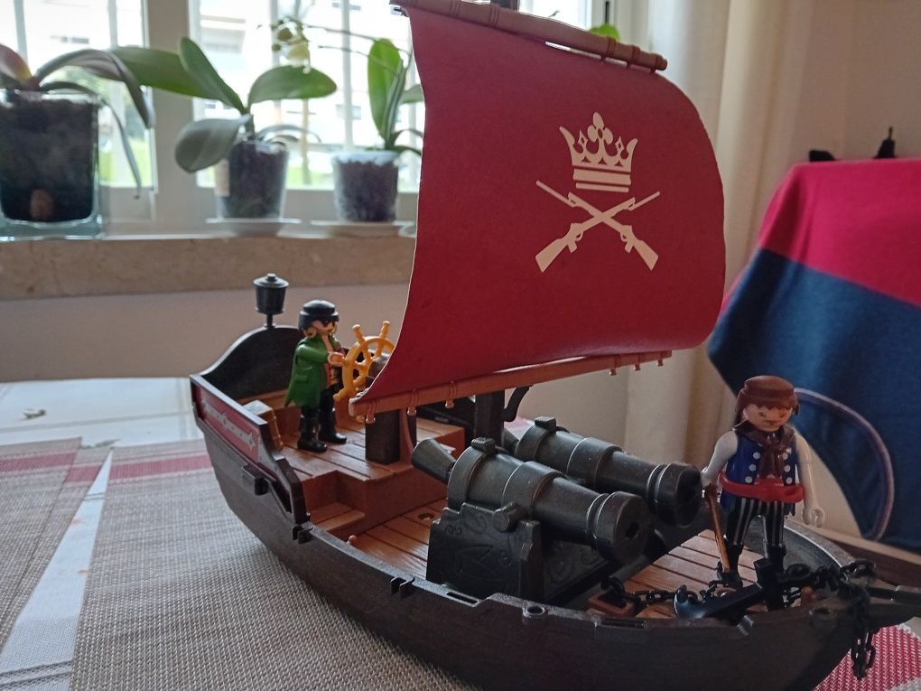 Barco Piratas com bonecos