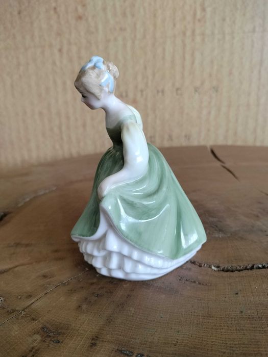 stara porcelanowa figurka Royal Doulton Fair Maiden
