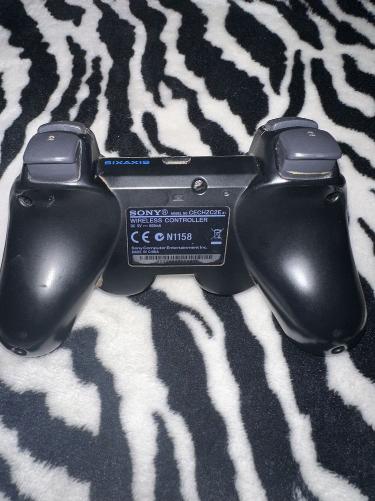 PS3. Usada poucas vezes, a funcionar. Leva junto 15 jogos e os cabos.