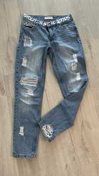 Spodnie boyfriendy z przetarciami r. 34 RESERVED Denim