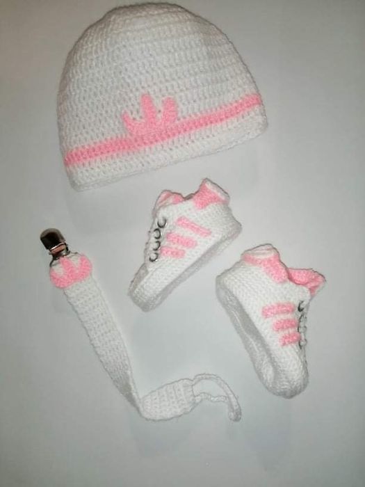 Conjunto gorro, sapatinho e porta chupeta