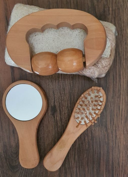 Mini zestaw -szczotka, lusterko i inne elementy