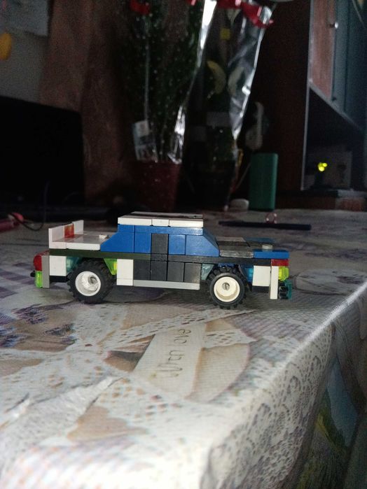 Вертолёт ми-2 и автомобиль Жигули копейка