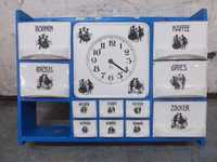 Przedwojenna półka wisząca z zegarem i ceramicznymi szufladkami