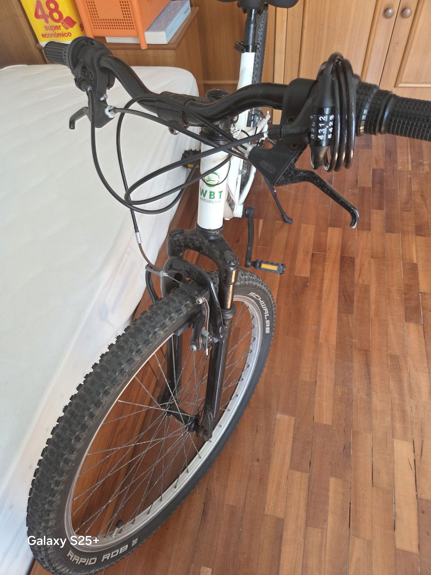 Bicicleta branca.