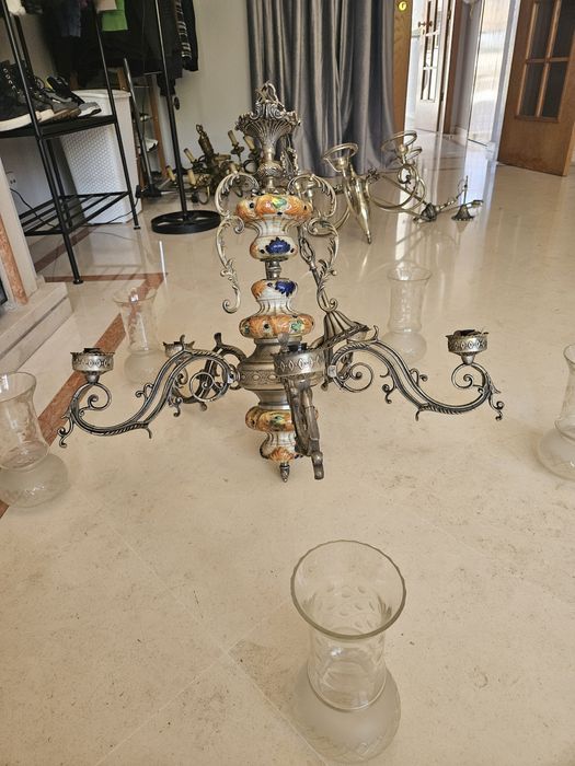 Espetacular candelabro de metal e loiça