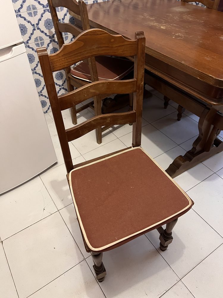 Mesa em madeira com cadeiras