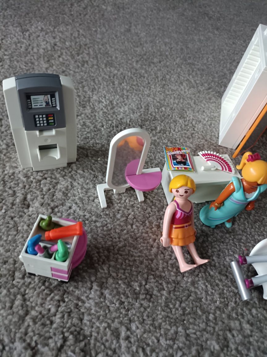Zestaw Playmobil salon fryzjerski i garderoba.