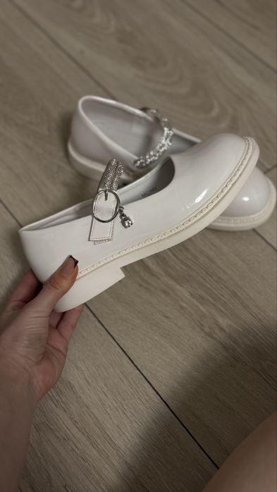 Білосніжні дівчачі туфельки