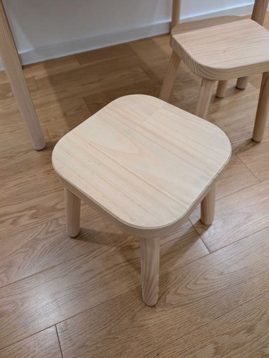 Mesa IKEA Flisat com bancos e recipientes