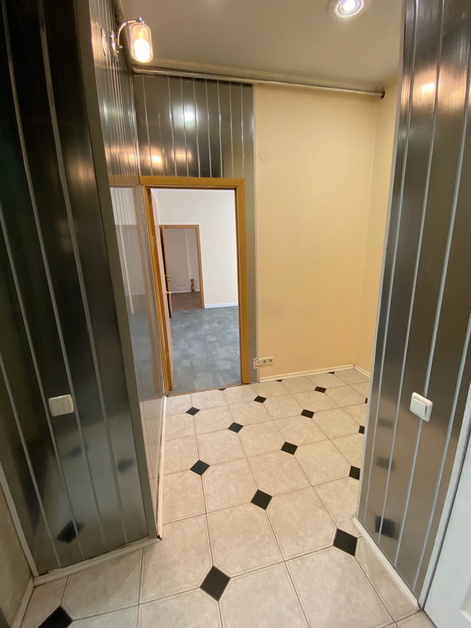 Здам офіс у центрі 52 кв.м., ж/ф, 3 каб, 2 поверх м. Університет, Цирк
