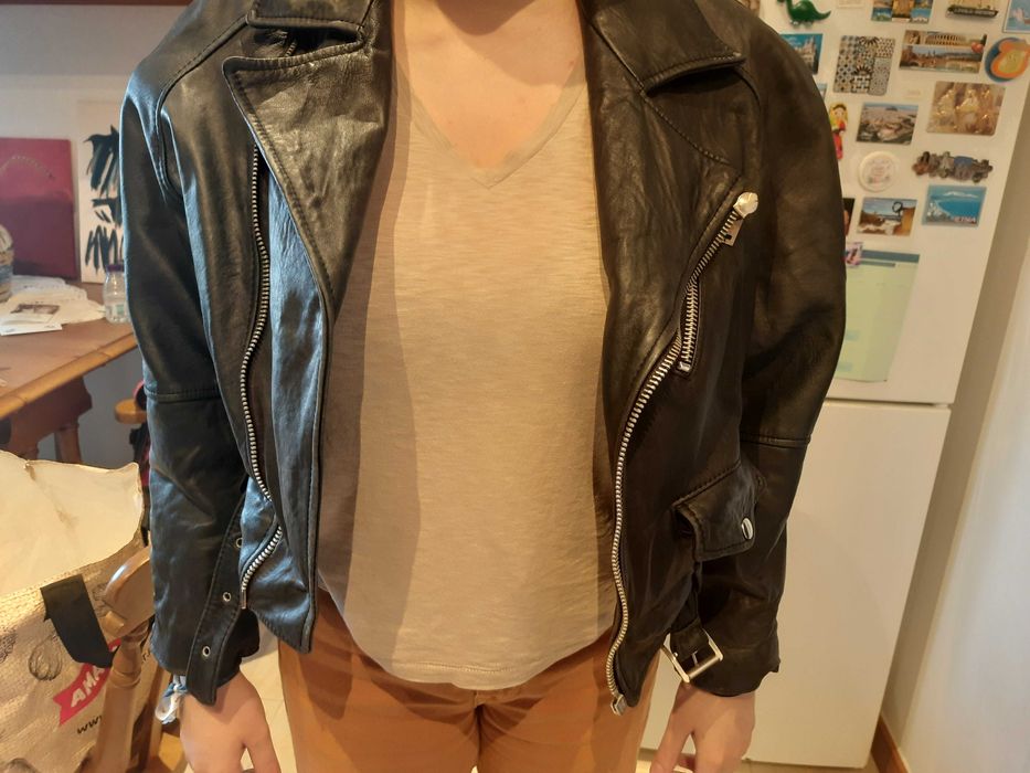 Casaco preto em pele genuína, tamanho médio.