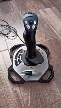 Joystick Logitech extreme 3d pro.