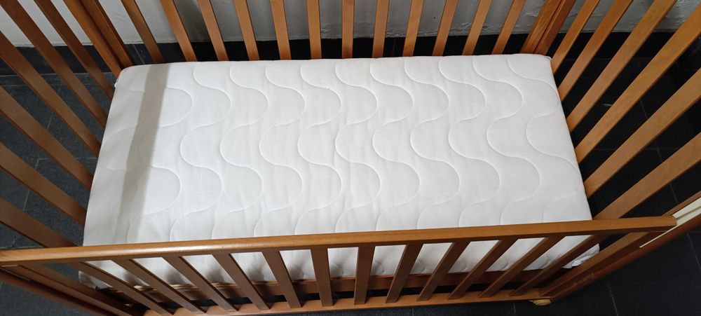 Berço/cama de bebé com grades da Prénatal. Oferta de colchão