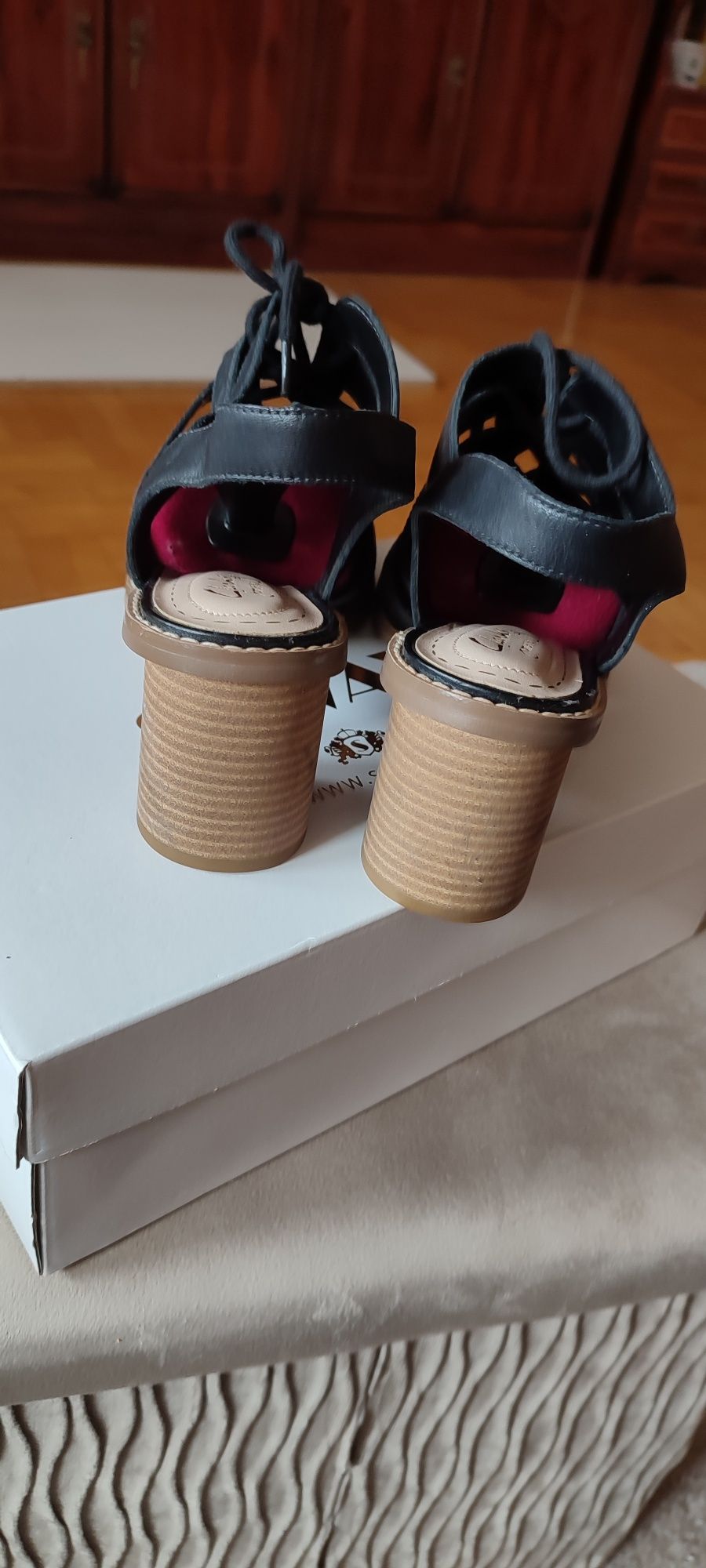 Sandały damskie ze skóry naturalnej  Clarks rozmiar 6 (25,5) j.nowe