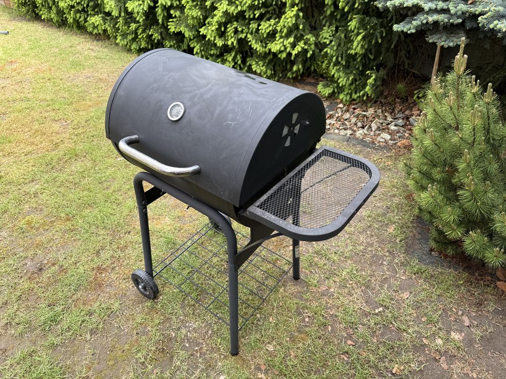 Grill węglowy z 2 rusztami.