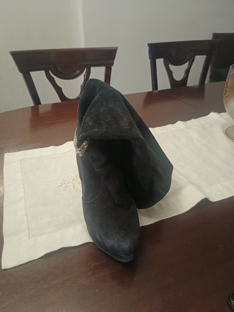 Vendem-se sapatos de couro, em bom estado