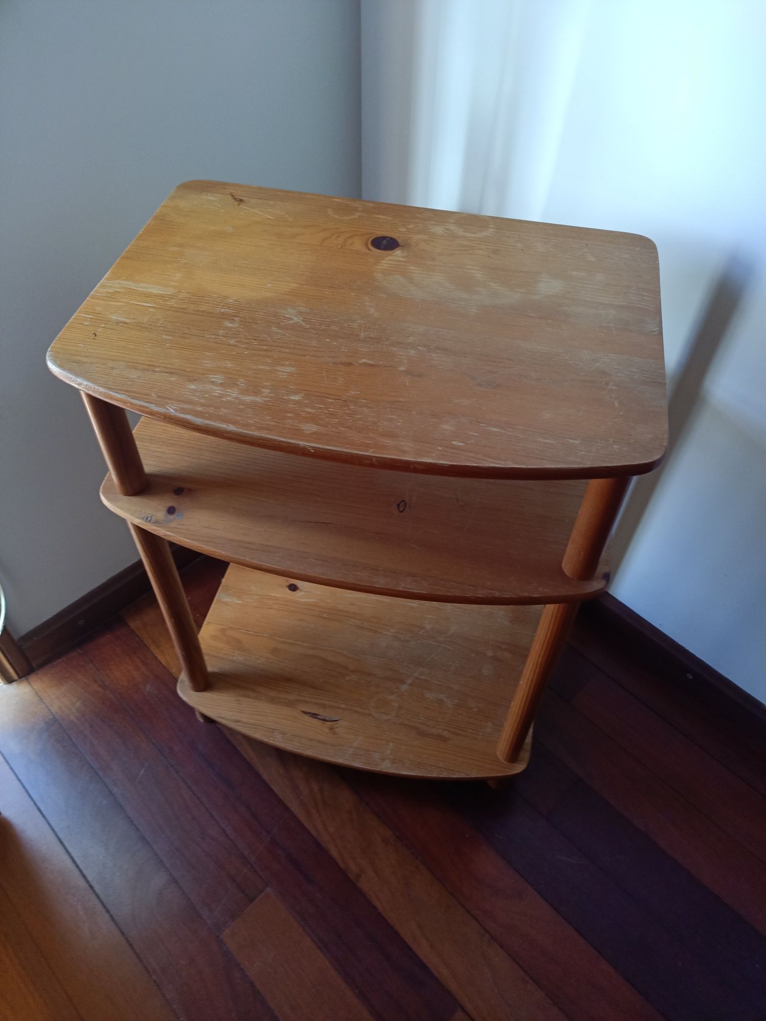 Mesa com prateleira em estado razoável