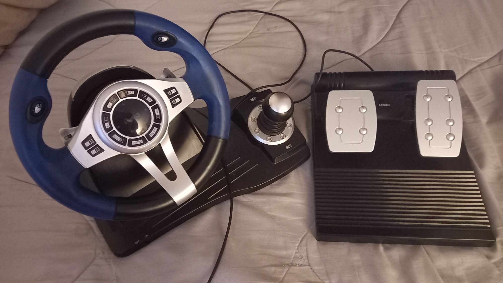 Vendo volante Logic 3, usado mas em estado novo.