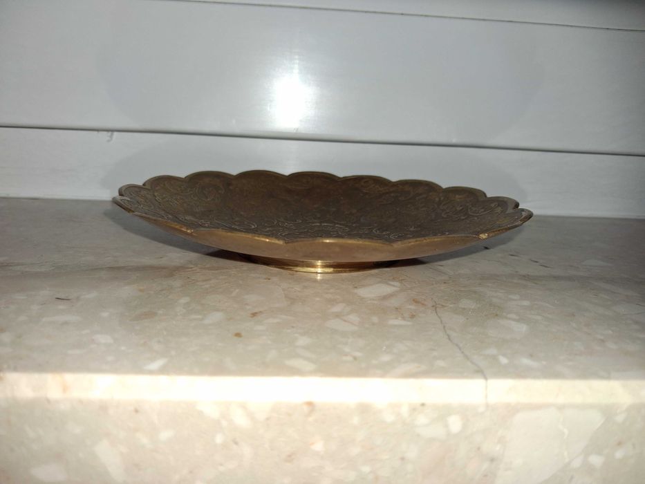 Malutka, mosiężna patera, śred. 14,5 cm.