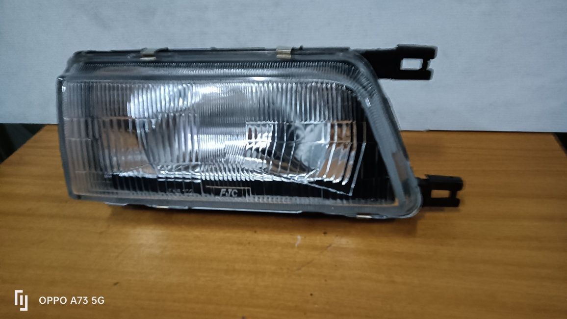 Farol Nissan cherry N13 ótica direita 1988