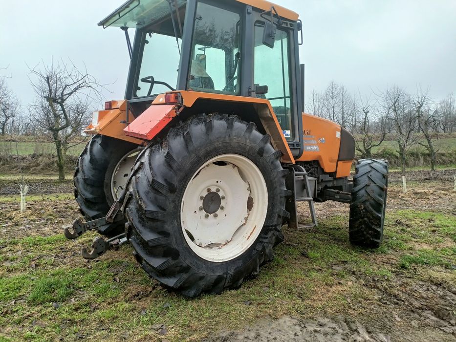 Renault temis 610.   John Deere