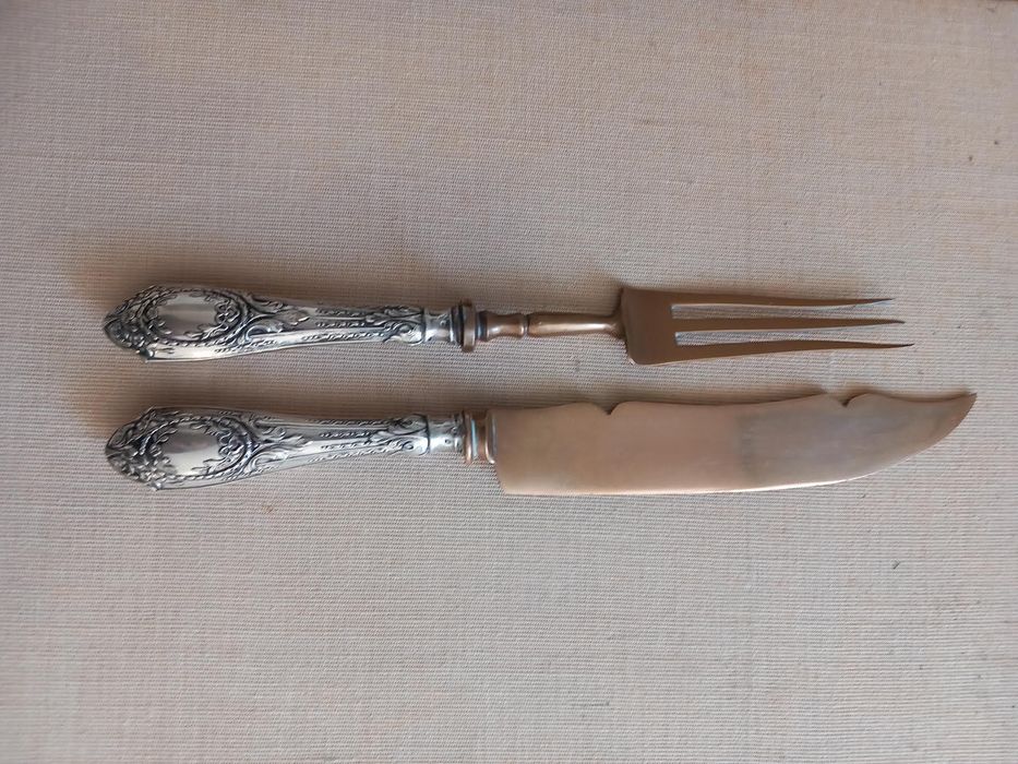 Trinchante (garfo e faca) com cabos de prata portuguesa.