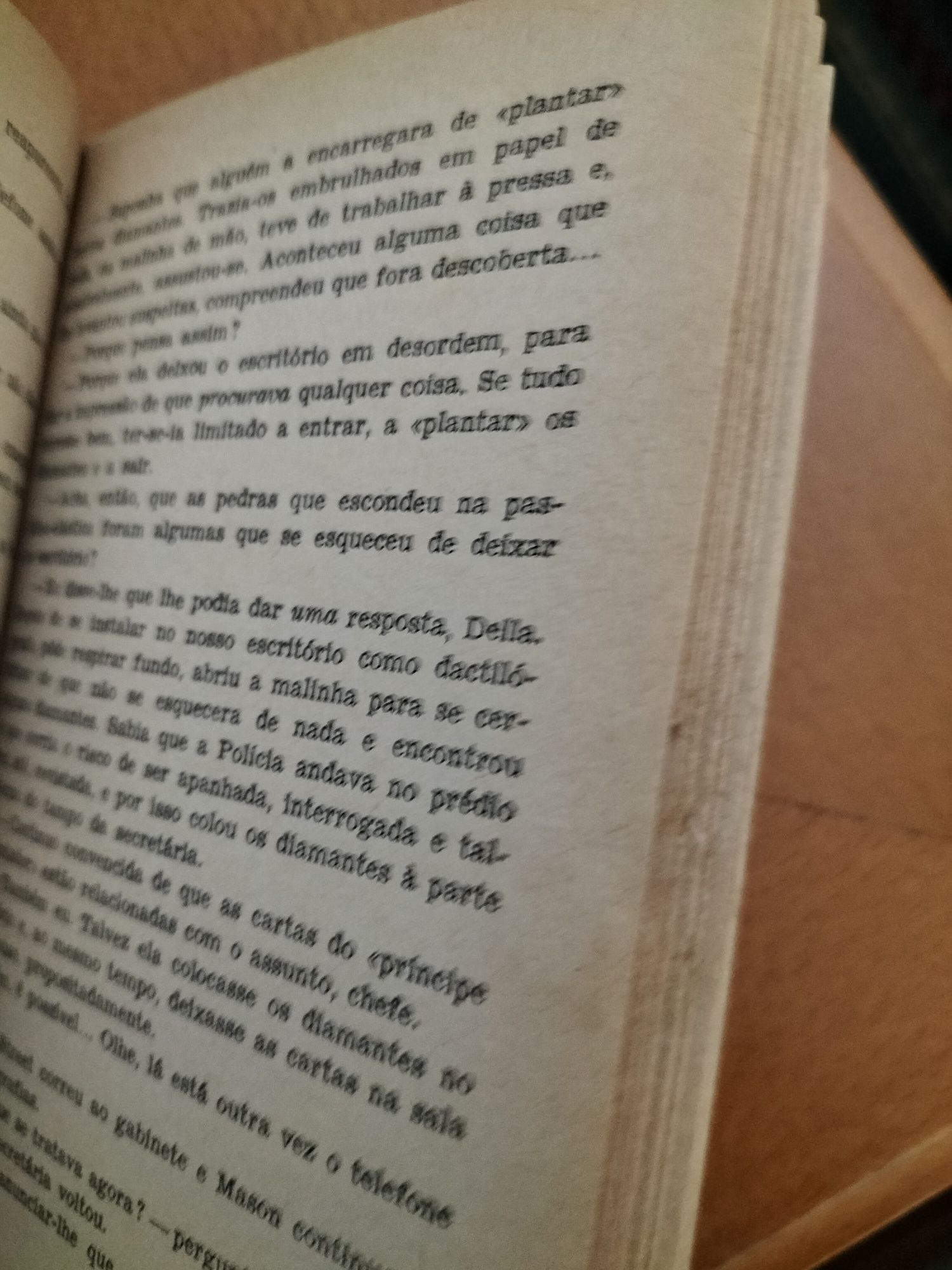 Livro - O caso da dactilografa aterrada