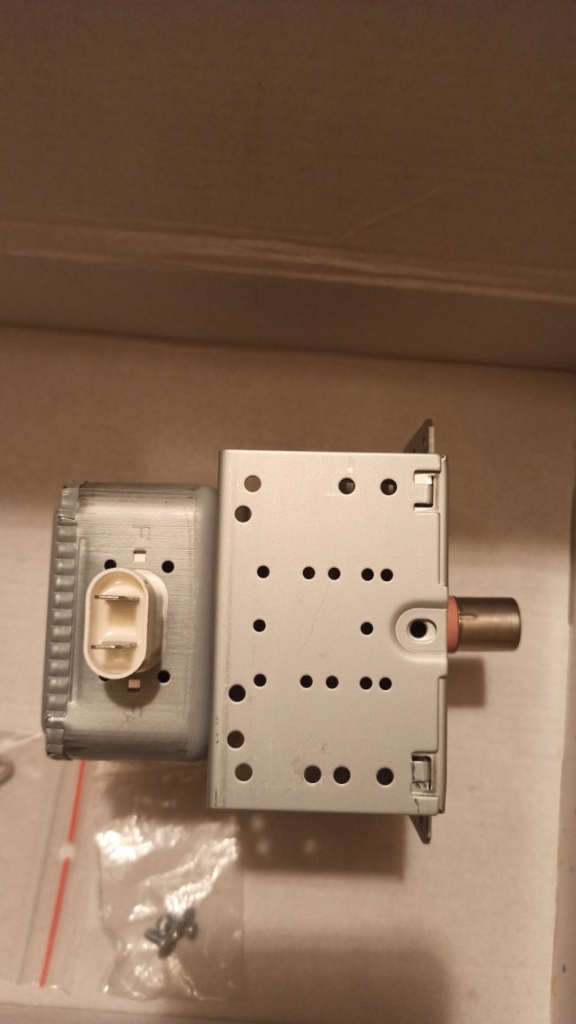 Oryginalny magnetron mikrofalówki Toshiba 2M253J (XB) 1000W 9,5x3,5cm