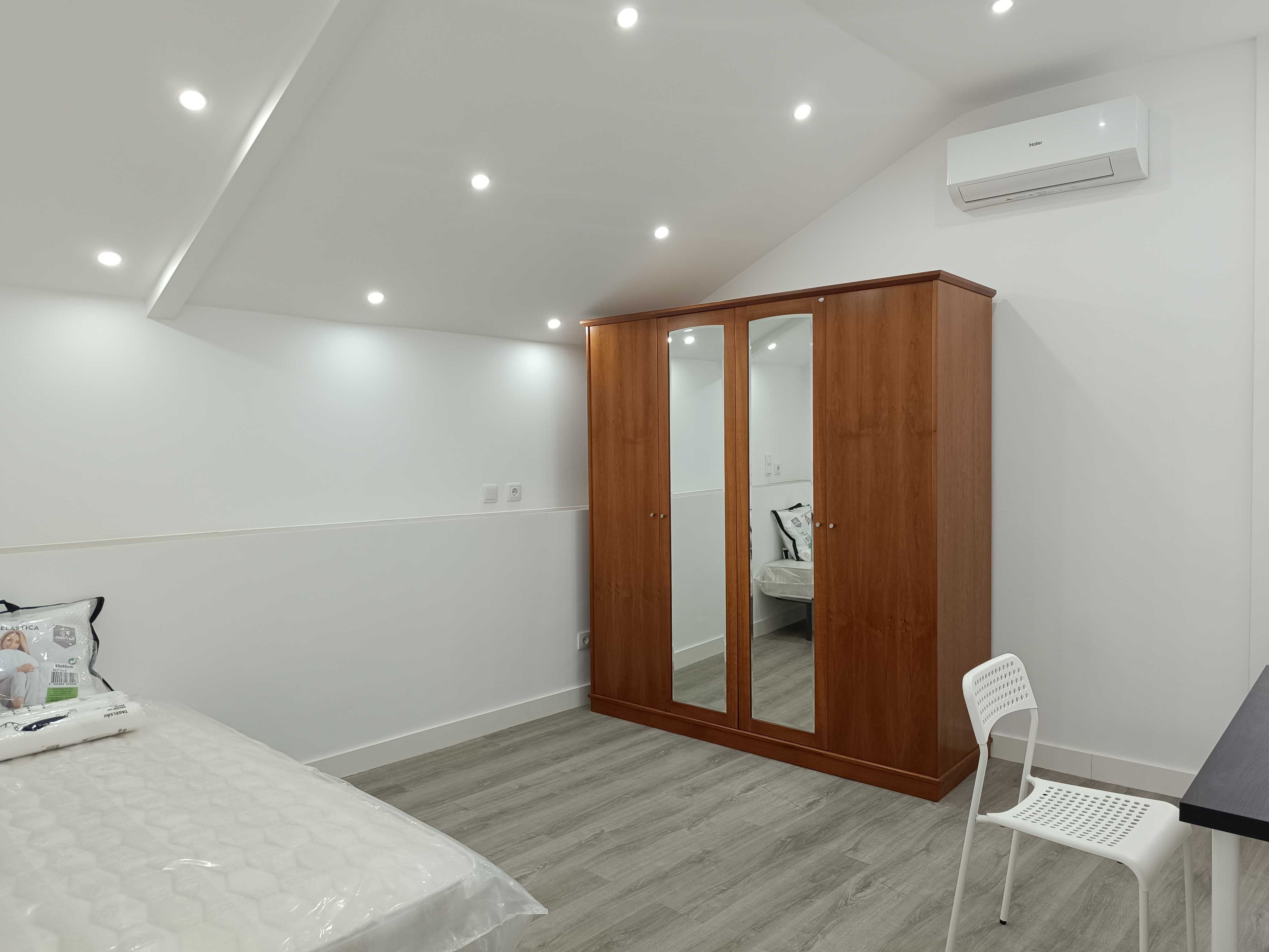 Quarto individual estudante em casa nova