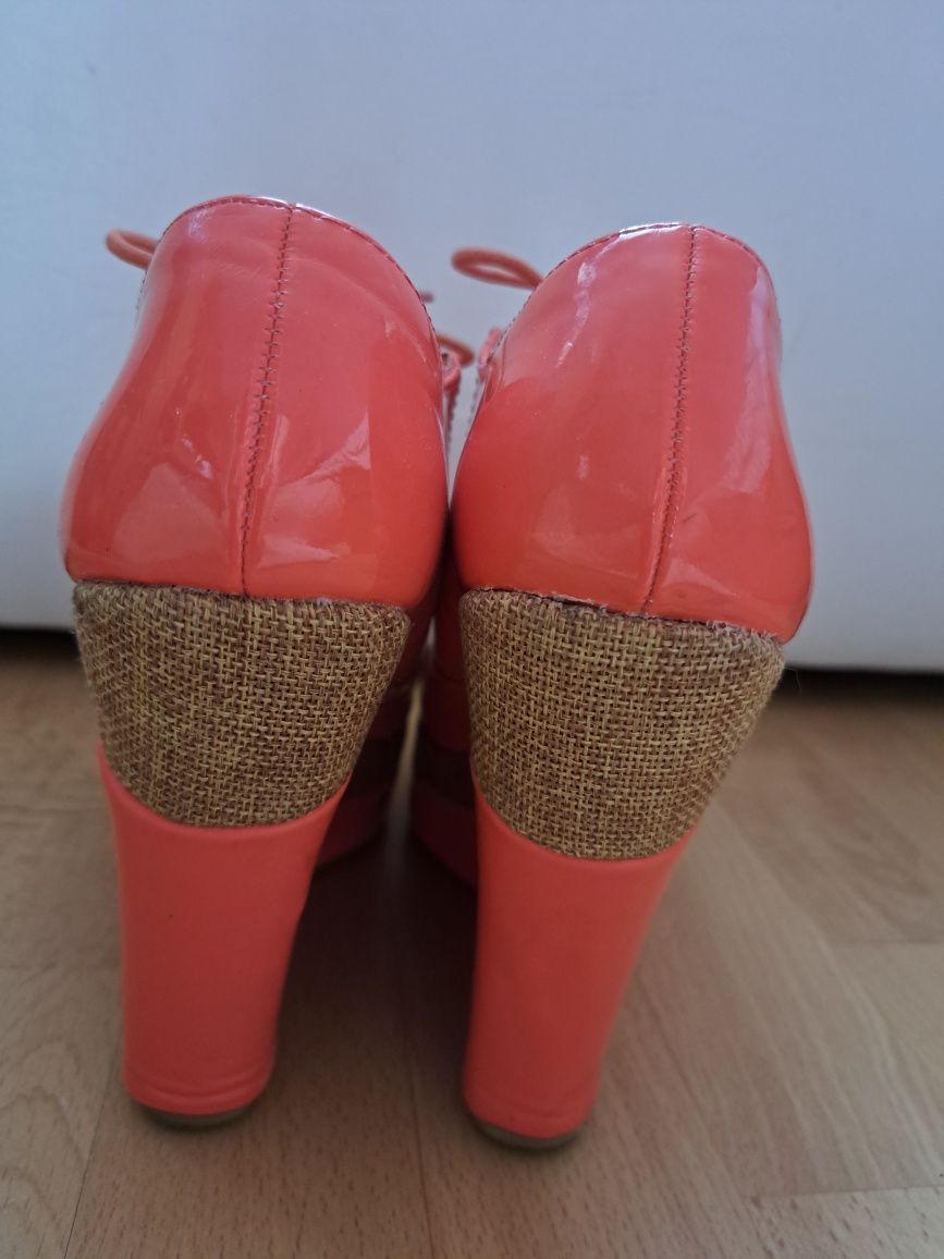 Neonowe pomarańczowe buty na koturnie