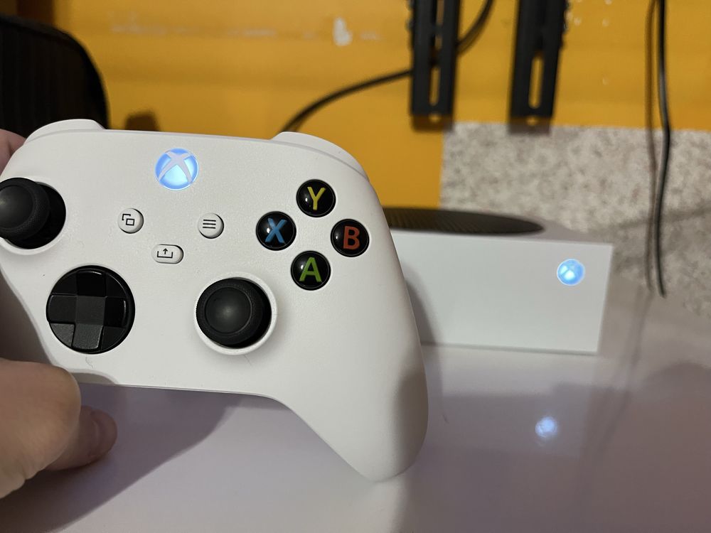 Продам ігрову приставку XBOX Series S