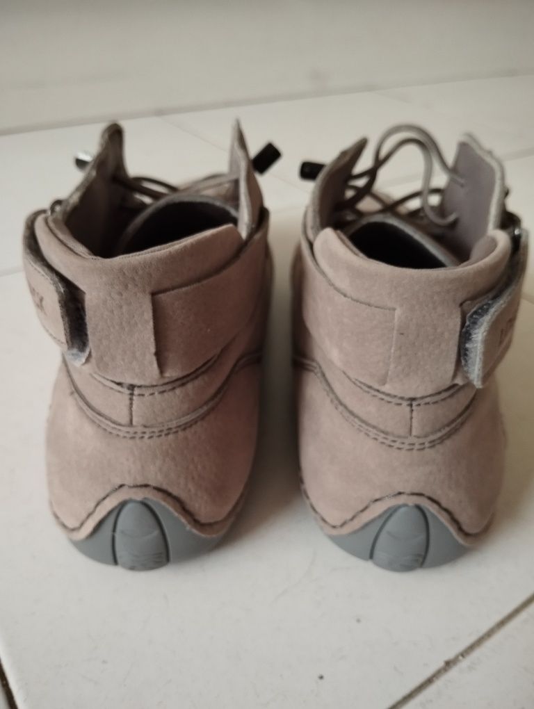 Tênis cinzentos novos