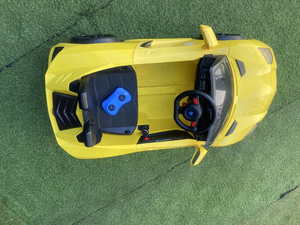 Carro amarelo a bateria