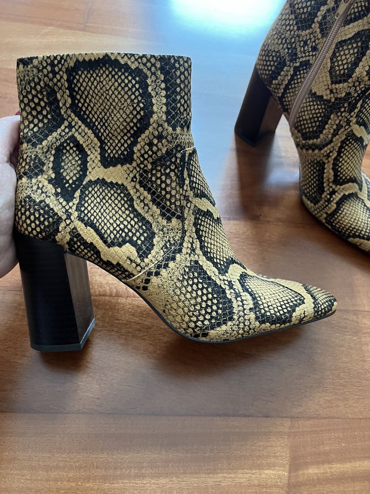 Botins em Padrão de Cobra da H&M