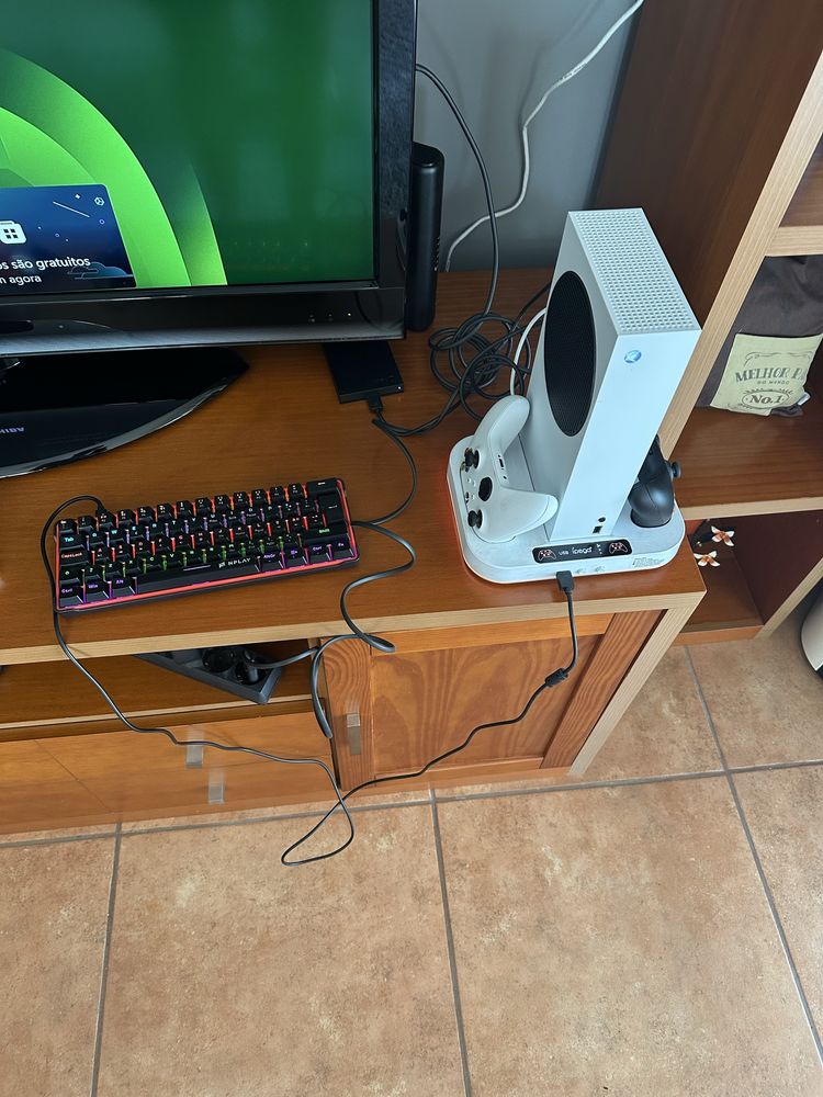 Xbox s + 2 comandos + 2 batereias + estação de carregamento + teclado