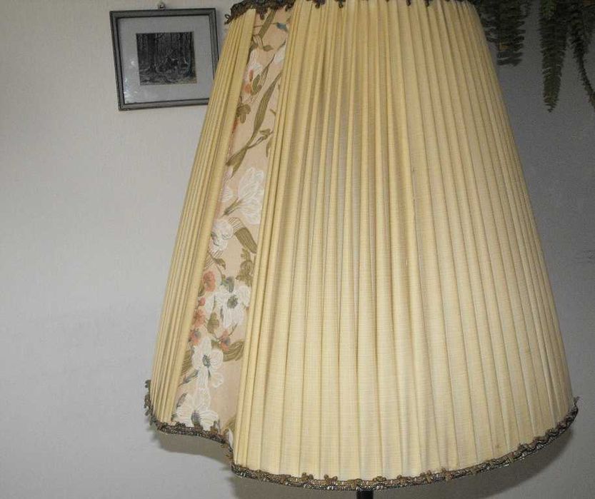 Ładna, mosiężna lampa podłogowa z abażurem