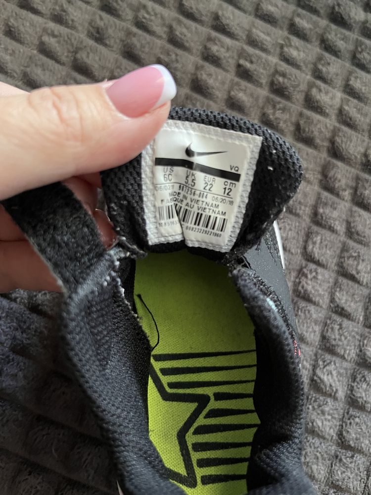 Кроссовки на девочку Nike 22 размер