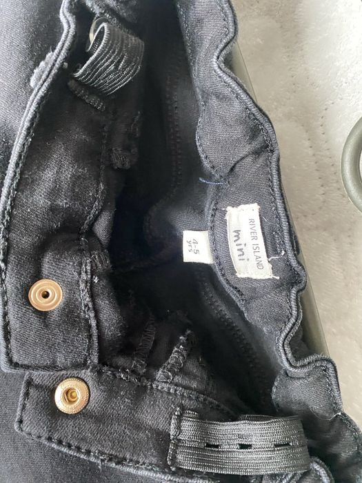 Джинси чорні, приталені