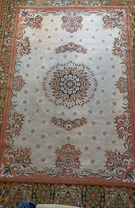 Ковер натуральный, приятной расцветки, в хорошем состоянии.