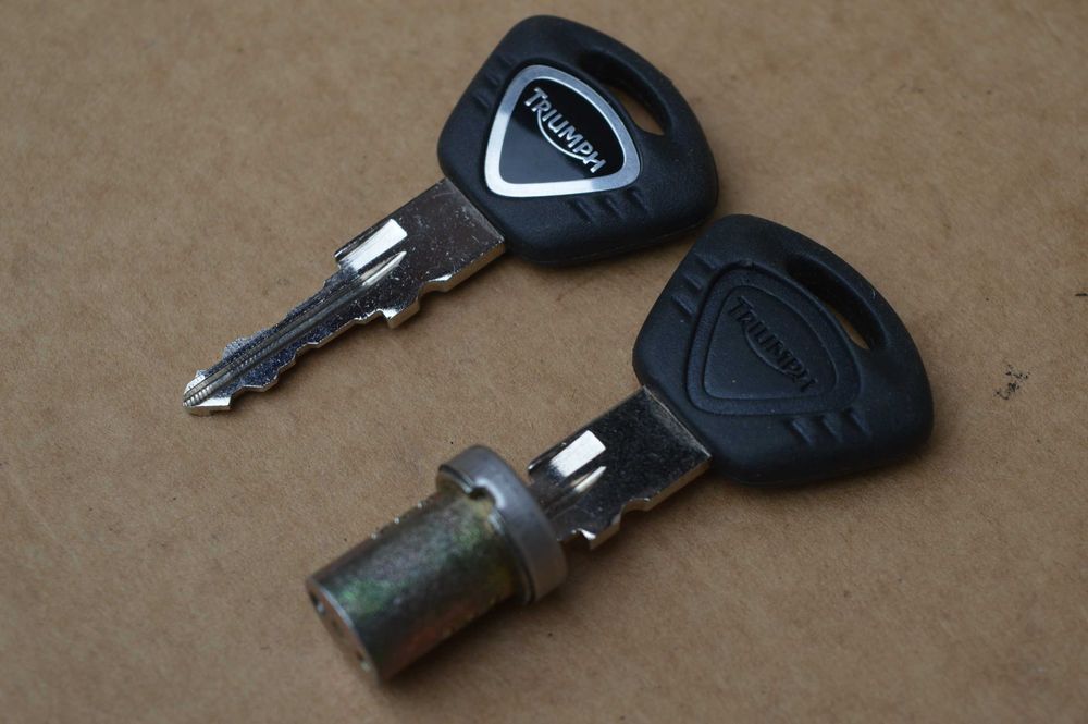 Triumph 800/1050/1200 ZAMEK wkładka kufer klucze