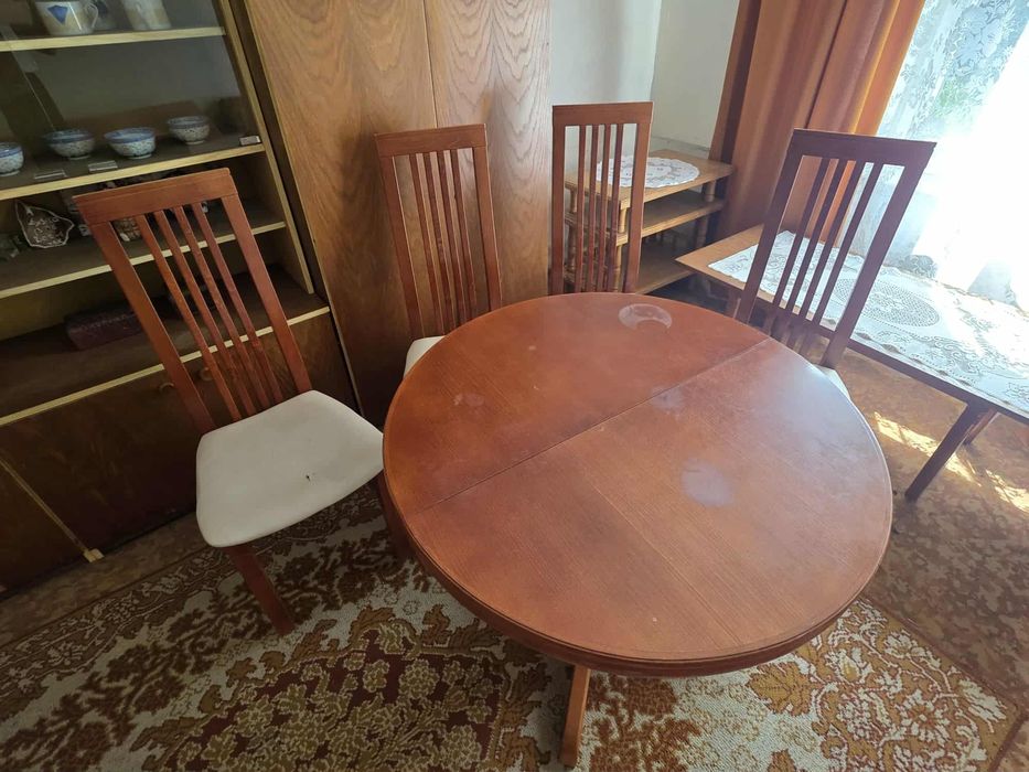 Krzesła drewniane i stolik