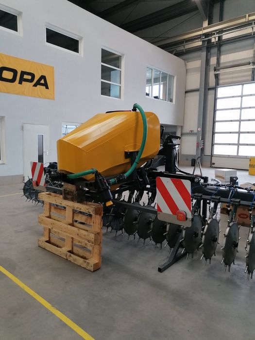 Внесення касу та рідких добрив підживлення.