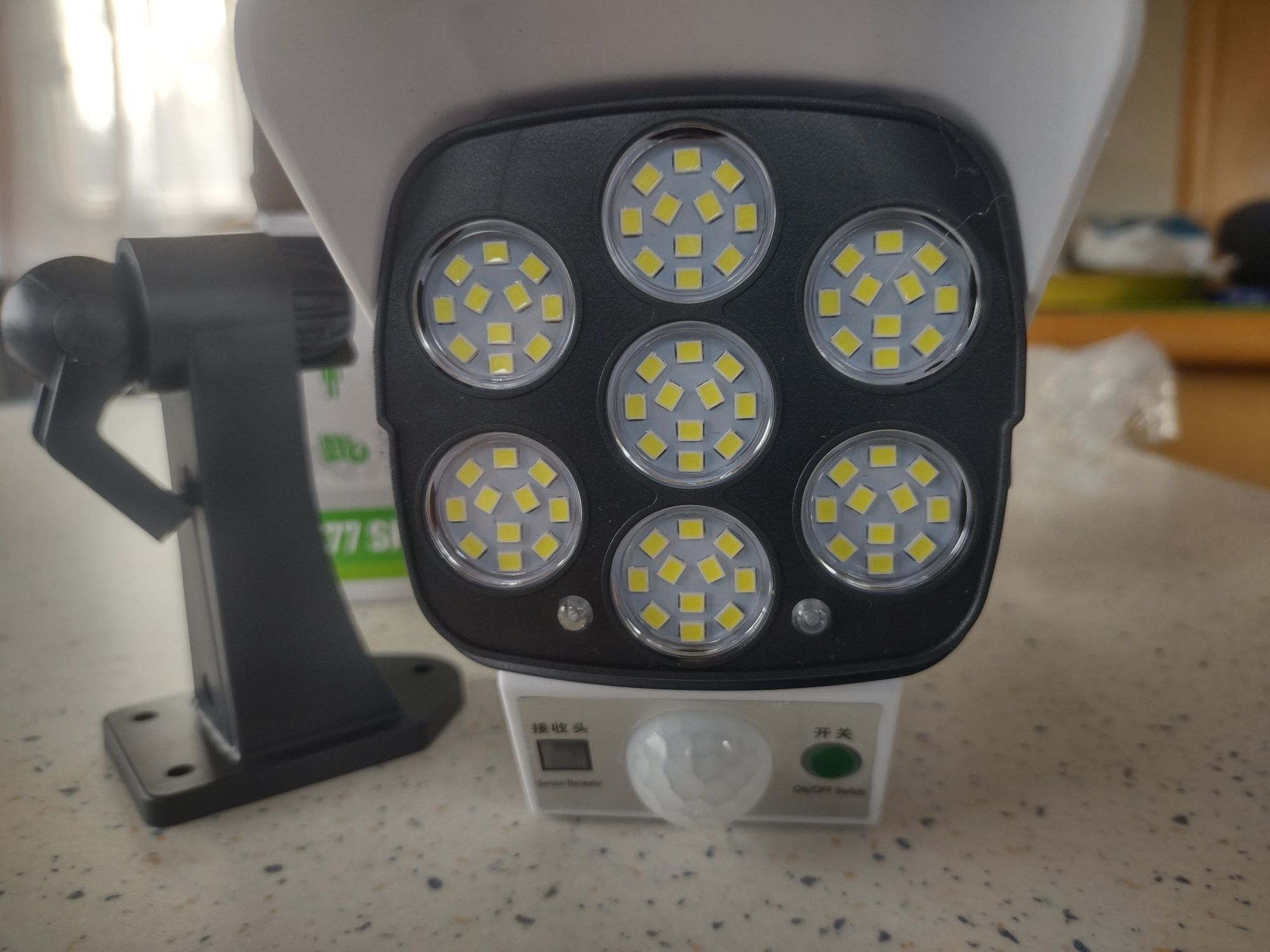 Lampa solarna LED z czujnikiem ruchu z pilotem imitacja kamery